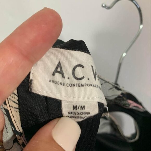 WOMAN’S Tunic, Size Medium. Floral. Long Sleeve. Back Cutout Detail. Moc… - Picture 7 of 7